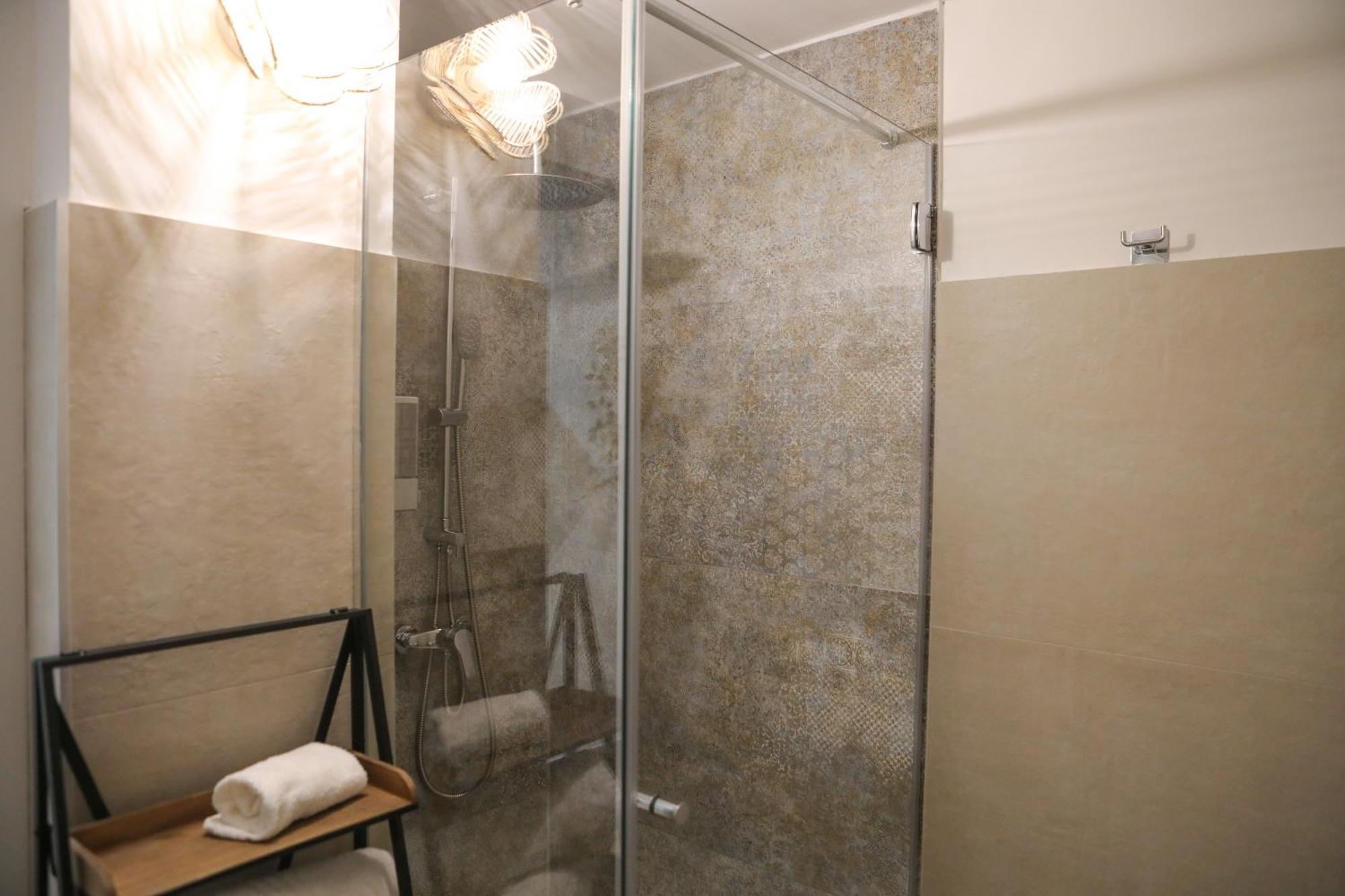 Luxury Regina 14 *